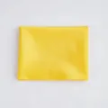 Gelbes JK Uniform quadratisches Tuch Detailaufnahme, glatter Stoff und sauberes Faltdesign. - Gold