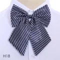 Gros plan détail d'un nœud papillon d'uniforme rayé bleu foncé blanc pour chemise de travail. - Style 07 (Rayures Blanc et Bleu Foncé)