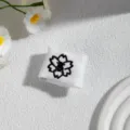 Japanischer JK Uniform Kragenschal Detail, weißer Stoff mit schwarzer Kirschblütenstickerei. - Gao Buchstaben Schnalle / Weiß