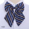 Gros plan détail du nœud papillon rayé bleu marine pour femme accessoire d'uniforme. - Style 01 (Rayures Diagonales Bleu Foncé)