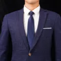 Detaillierte Nahaufnahme einer stilvollen blauen strukturierten Anzugjacke mit weißem Hemd. - Stil 013