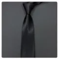 Élégante cravate noire classique pour homme, accessoire de costume d'affaires professionnel. - 145cm Longueur / 8cm Noir Brillant Noué à la Main