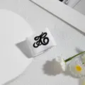 Detailaufnahme des japanischen JK Uniform bestickten Abzeichens mit stilvollem Buchstaben. - Buchstaben Schnalle / Weiß