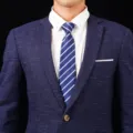 Nahaufnahme Detail von Herren Business Anzug Kragen, weißes Hemd und blau gestreifte Krawatte. - Stil 011