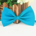 Detailansicht der blauen Kinderfliege fuer Schuluniform und taegliche Kleidung Accessoires. - Seeblau