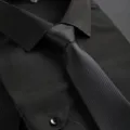 Chemise formelle d'affaires noire pour hommes et cravate rayée vue de détail élégant. - Cravate à Glissière Rayée Noire