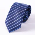 Dettaglio ravvicinato di una cravata blu classica con tessuto fine e righe ordinate. - Stile 028