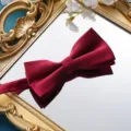 Bordarote doppelte Fliege für Herren, formelles Hochzeitsaccessoire eleganter Detailshot. - Burgundarote Feingestreifte Fliege
