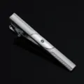 Gros plan détaillé d'une pince à cravate argentée élégante ornée d'un cristal étincelant. - Argent Style 04