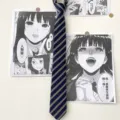 Gros plan d'une cravate d'uniforme rayée bleu marine de style japonais classique pour étudiants. - Style Marqueur 04