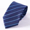 Vue détaillée d'une cravate d'affaires classique pour homme bleu marine avec rayures blanches. - Style 003