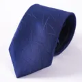 Primo piano dettagliato di una cravatta blu da uomo con un elegante motivo a linee astratte. - Stile 009