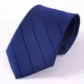 Vista ravvicinata dettagliata della classica cravatta da uomo a righe blu in tessuto. - Stile 019