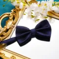 Klassische dunkelblaue gemusterte Fliege für Herren, elegantes Accessoire für Hochzeiten. - Dunkelblaue Gitter Fliege