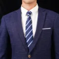 Vue rapprochée détaillée de la cravate rayée bleue classique avec un costume d'affaires. - Style 006
