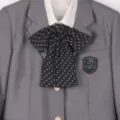 Blazer d'uniforme scolaire JK gris avec col de chemise blanc et joli nœud papillon à pois noirs. - Noeuds papillon à pois à tige longue - noir