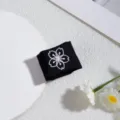 JK Uniform Matrosenkragen Schal Detail, schwarzer Stoff mit weißer Kirschblütenstickerei. - Weiße Spitze Schnalle / Schwarz