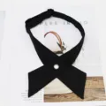 Gros plan sur le nœud papillon croisé noir pour uniforme, avec bouton perlé et lanière réglable. - Noir