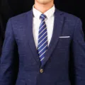 Costume d'affaires homme veste carreaux bleus avec chemise blanche cravate rayée variante - Style 004
