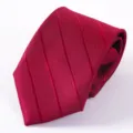 Classica cravatta da uomo a righe bordeaux, elegante accessorio formale per abito da sposo. - Stile 008