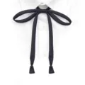Détail de cravate ruban uniforme JK noir, accessoire élégant pour col de marin style kawaii. - Cordons de cou noirs