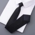 Cravate noire homme pour costume d'affaires et mariage, associée avec une chemise blanche. - Style 005