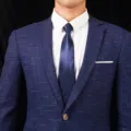Herren Business Anzug Set mit blauem strukturiertem Sakko, weißem Hemd und glänzender Krawatte. - Stil 017