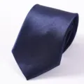 Primo piano dettagliato di una cravatta formale da uomo blu scuro in tessuto liscio. - Stile 017