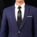 Herren Business Anzug Set mit eleganter blauer Texturjacke und klassischer schwarzer Krawatte. - Stil 018