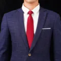 Herren Business formelle rote Krawatte kombiniert mit blauem Anzug und weissem Hemd. - Stil 021