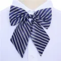 Nœud papillon d'uniforme professionnel femme, bleu foncé à rayures blanches, élégant. - Fleur de Col 04