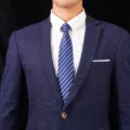 Gestreifte Business-Krawatte für Herren mit dunkelblauem Anzugsakko und weißem Hemd. - Stil 028