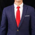 Herren Business Anzug Krawatte Set mit dunkelblauem kariertem Sakko weißem Hemd roter Krawatte. - Stil 030