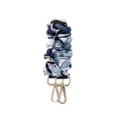 Λεπτομερής κοντινή λήψη υφασμάτινου λουριού τσάντας με μοτίβο και χρυσά μεταλλικά κλιπς. - Γεωμετρικό Patchwork Μπλε Λευκό (B400-B)