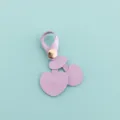 Süßer PU-Leder Kirsche Herz Taschenanhänger Detail, minimalistisches rosa Schlüsselanhänger. - Hellvioletter Stil (B420-5)
