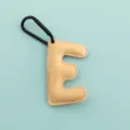 Primo piano del portachiavi in pelle PU lettera E, dettaglio elegante pendente borsa. - Stile Lettera E