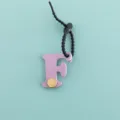 Porte-clés lettre F en cuir PU avec rivet métallique et lanière noire minimaliste. - Lettre F (B422-F)