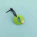 Vue détaillée du charm de sac lettre O en cuir PU vert avec une boucle noire et vis. - Lettre O (B422-O)