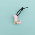 Porte-clés lettre L en cuir PU rose avec rivet métallique et lanière noire, vue détaillée. - Lettre L (B422-L)