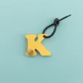 Vue détaillée du porte-clés lettre K en cuir PU jaune pour sacs et clés de femmes. - Lettre K (B422-K)