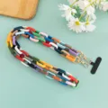 Detailaufnahme der bunten Makronen Acrylkette mit lebendigen Harzgliedern und robusten Metallverschlüssen. - Langer Stil / Mehrfarbig