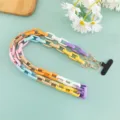 Detailaufnahme der bunten Macaron Acryl Taschenkette und trendigen Handy-Kordel. - Langer Stil / Mehrfarbig