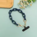 Detailaufnahme der matten blauen Kette mit goldenen Metallverschlüssen und robustem Harz. - Kurzer Stil / Dunkelblau
