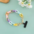 Detailansicht der bunten Macaron Acrylkette, ideal als stilvoller und moderner Taschenriemen. - Kurzer Stil / Mehrfarbig