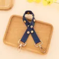 Bandoulière de sac en cuir PU bleu foncé avec rivets métalliques floraux et mousquetons dorés. - Bleu foncé