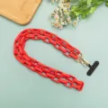 Rote matte Acryl-Kette mit goldenen Verschlüssen und Handy-Lasche, stylisches Accessoire. - Langer Stil / Scharlachrot