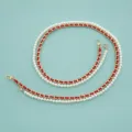 Vue de détail de la bandoulière DIY avec cuir rouge tressé, chaîne dorée et perles. - Corde en Cuir Rouge & Perle (B314) / Corde en Cuir Rouge & Perle