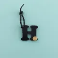 Vue rapprochée du porte-clés minimaliste en cuir PU lettre H et pendentif de sac à main. - Lettre H (B422-H)