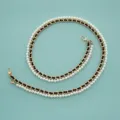 Vue détaillée d'une élégante sangle de sac en perles et cuir entrelacés dorés. - Corde en Cuir Noir & Perle (B314) / Corde en Cuir Noir & Perle