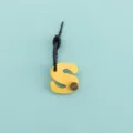 Gros plan sur le charm de sac lettre S en cuir PU jaune avec vis et clip noir élégant. - Lettre S (B422-S)